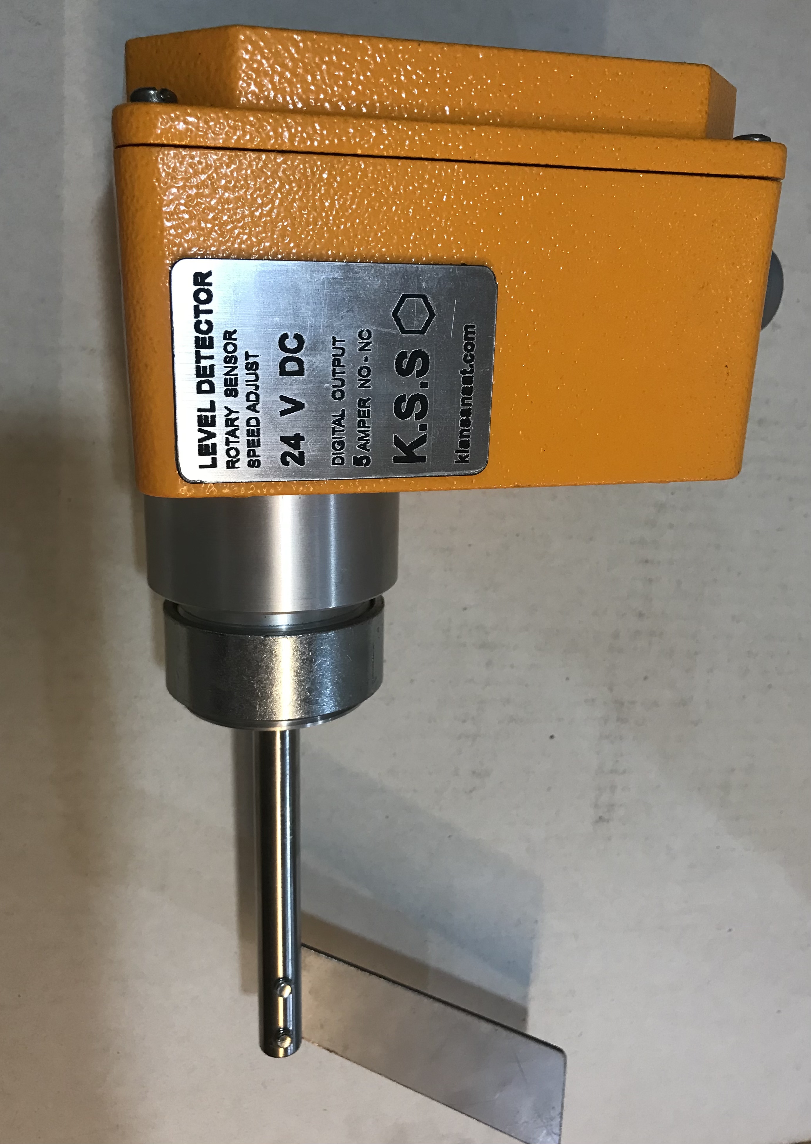 لول سوئیچ  روتاری پره ای با تغذیه 24/V/DC با تنظیم دور موتور و اپتوکوپله ( لول دتکتور روتاری سنسور)نصب در بدنه مخصوص مخازن مایعات جامدات Level Detector Rotary Sensor