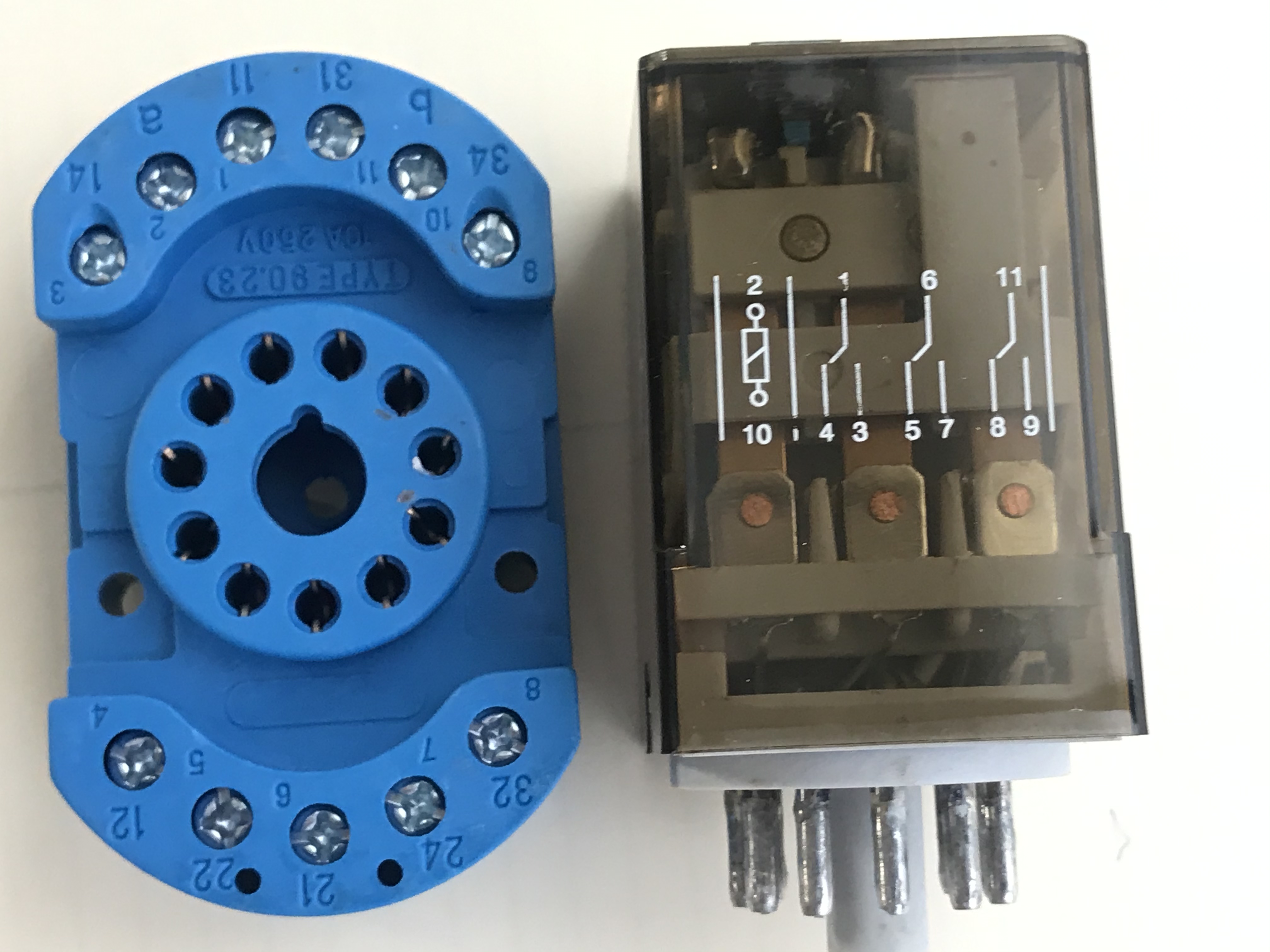 رله یازده پایه پارس فانال TYPE PFR-13-220V AC